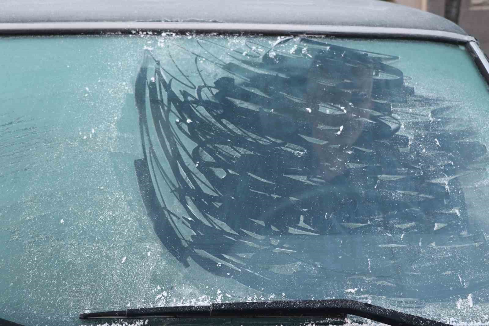 Erzincan’da soğuk havada havaya serpilen kaynar su yere düşmeden buz oldu