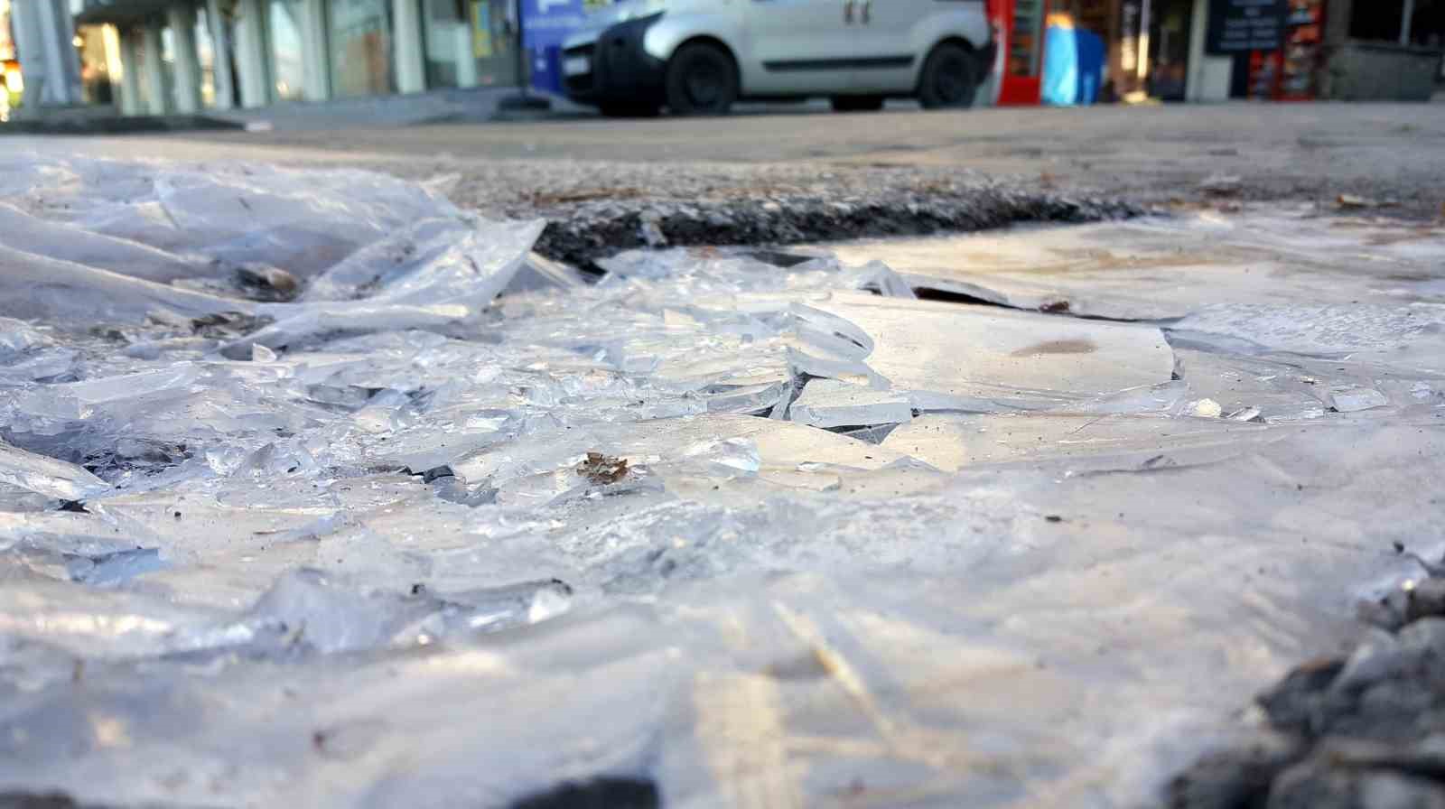 Erzincan’da soğuk havada havaya serpilen kaynar su yere düşmeden buz oldu