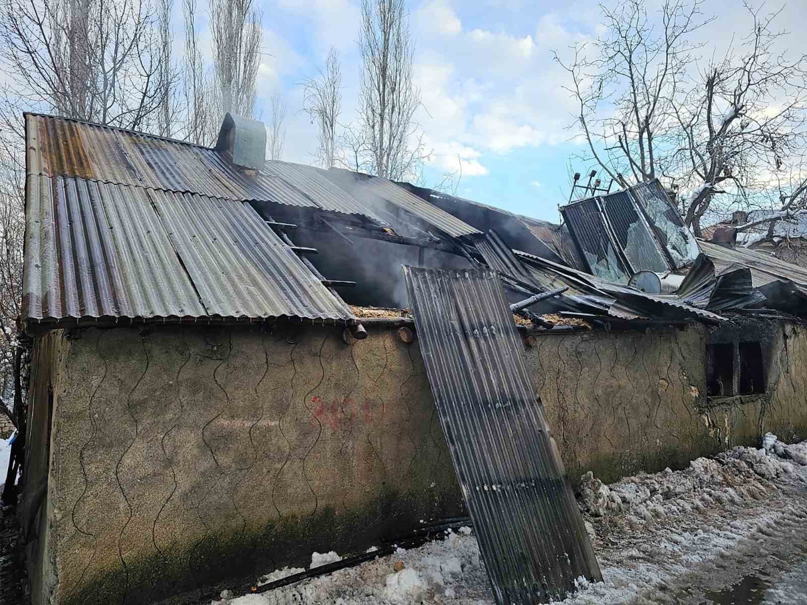 Yanan evden canlarını zor kurtardılar