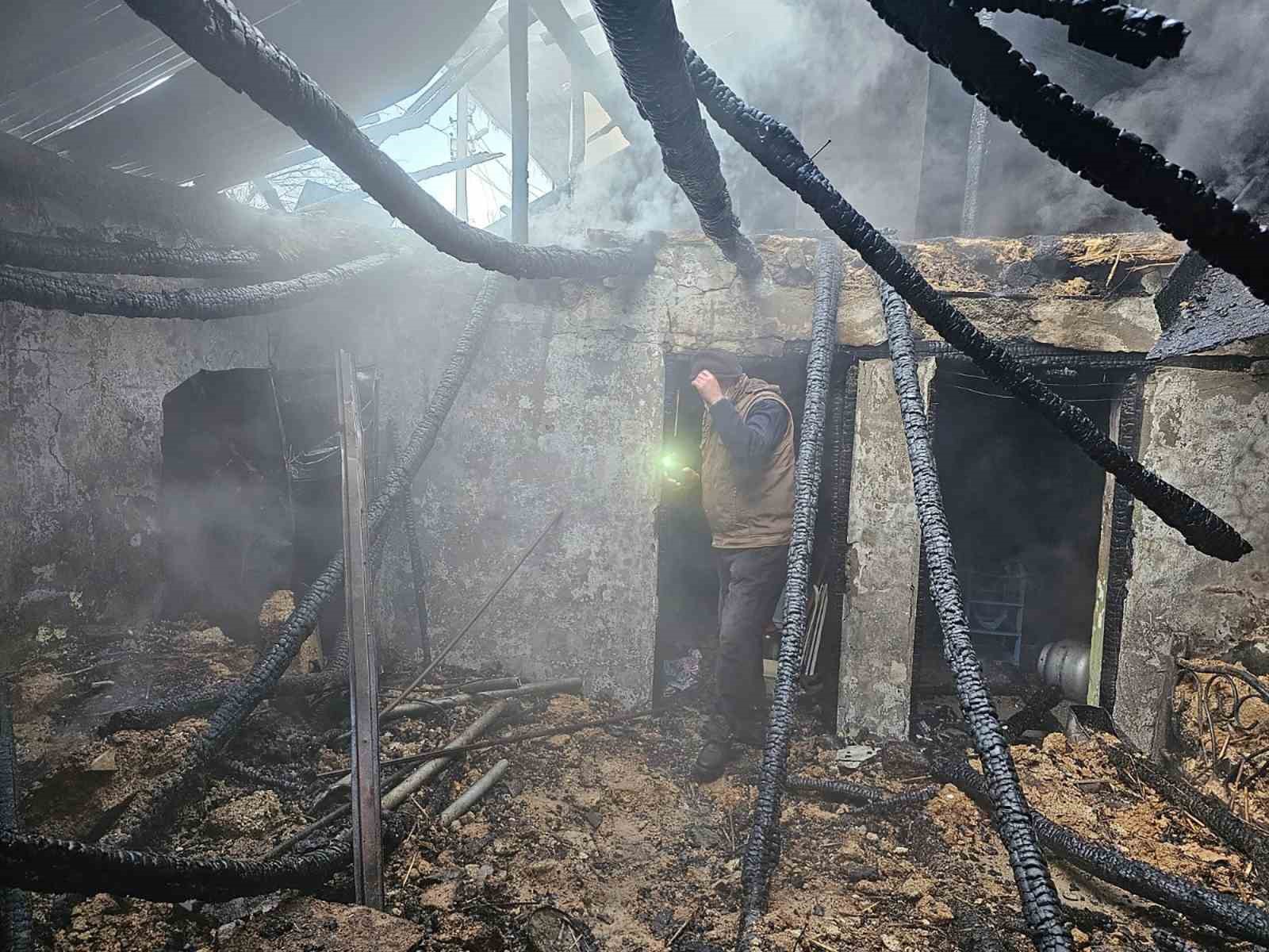 Yanan evden canlarını zor kurtardılar