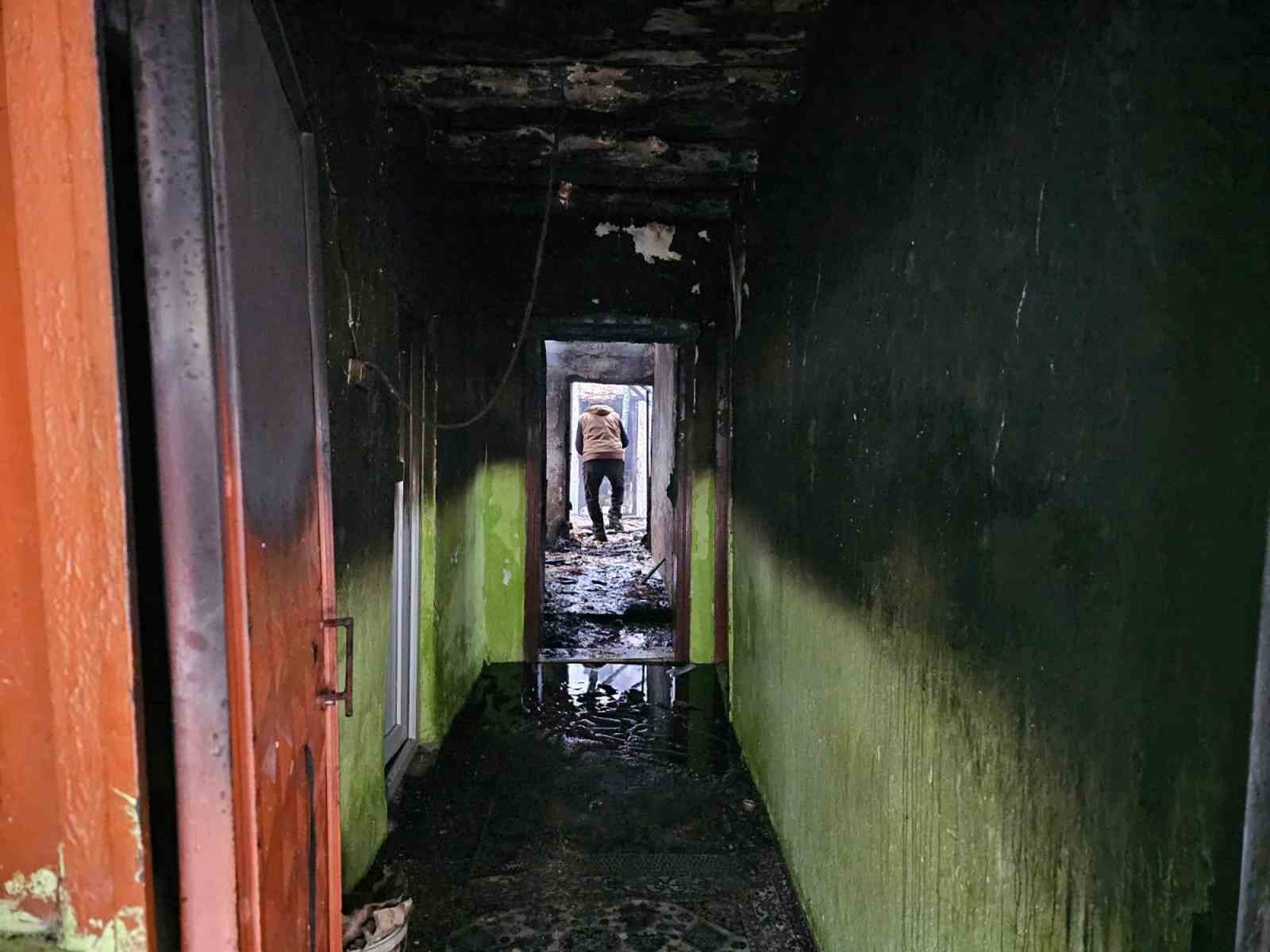 Yanan evden canlarını zor kurtardılar