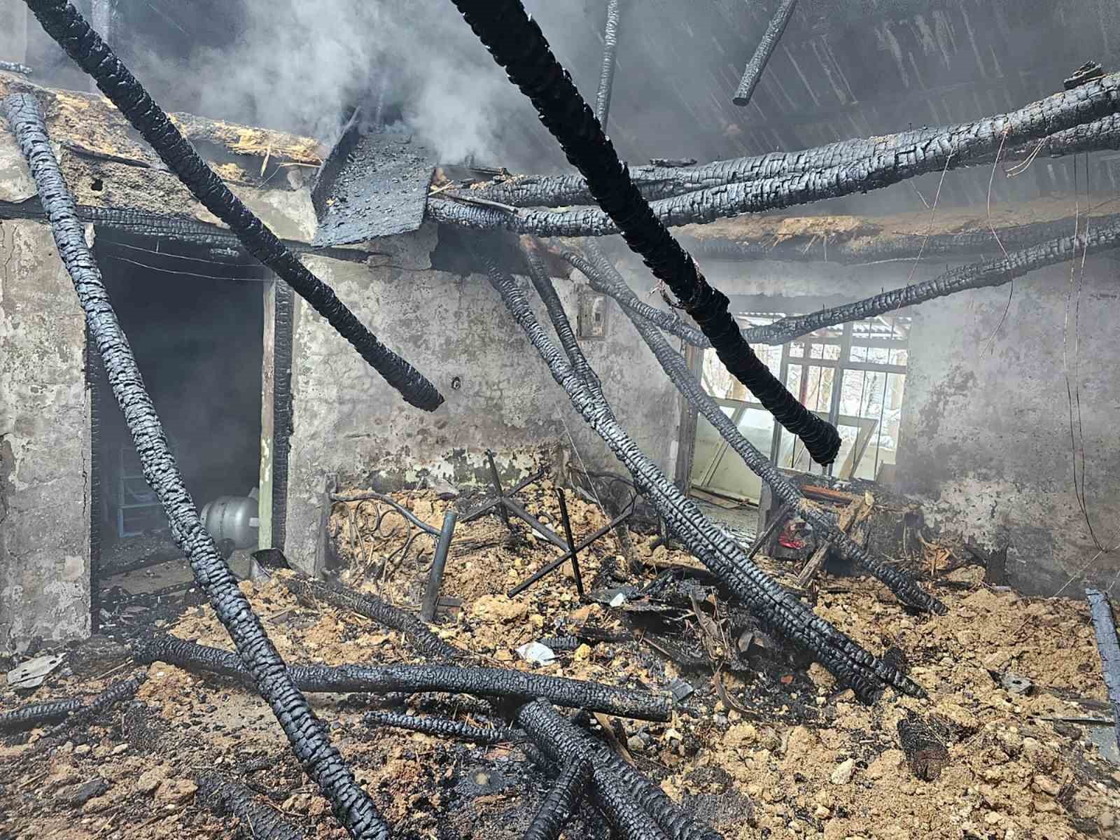 Yanan evden canlarını zor kurtardılar