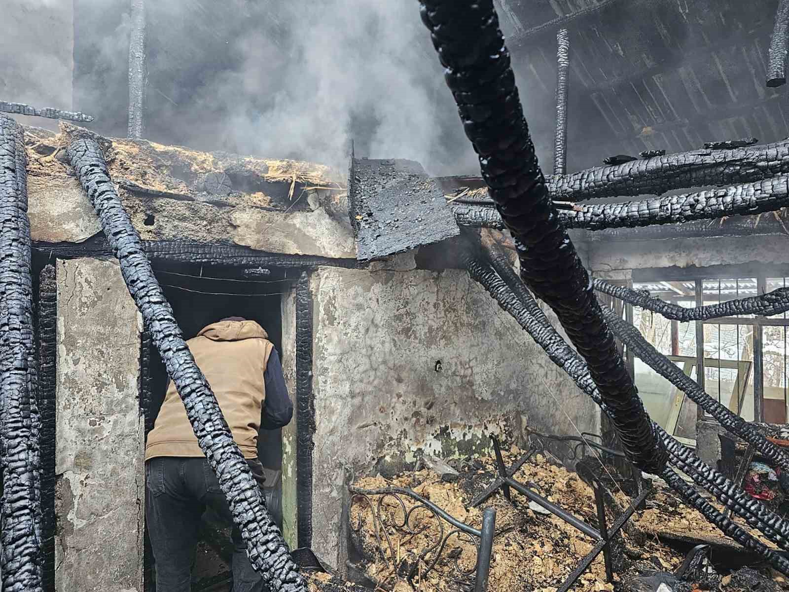 Yanan evden canlarını zor kurtardılar