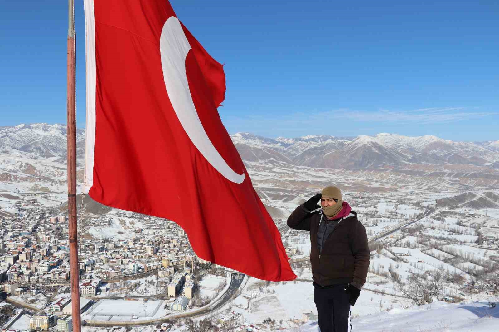 ’Yalnız Kurt’ lakaplı Nizam Kul, Sitare Dağı’na koşarak tırmanıyor
