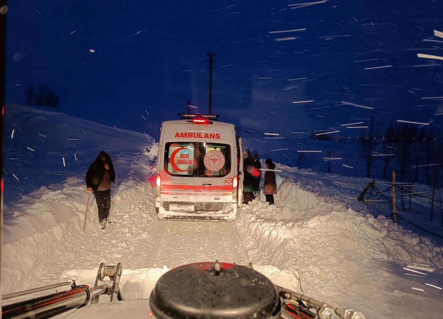 Van’da yol açma ve kurtarma çalışması