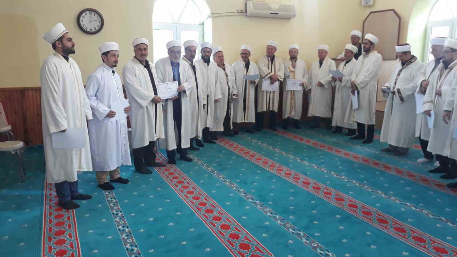 Kursu başarı ile bitiren din görevlilerine belgeleri verildi