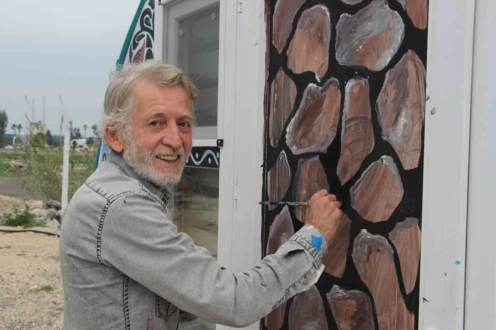 Enkaz kentin konteynerleri onun elinde renkleniyor