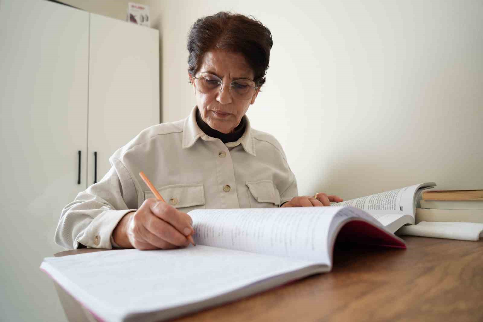 60 yaşında üniversiteyi bitirdi, şimdi gönüllü öğretmen olmak istiyor