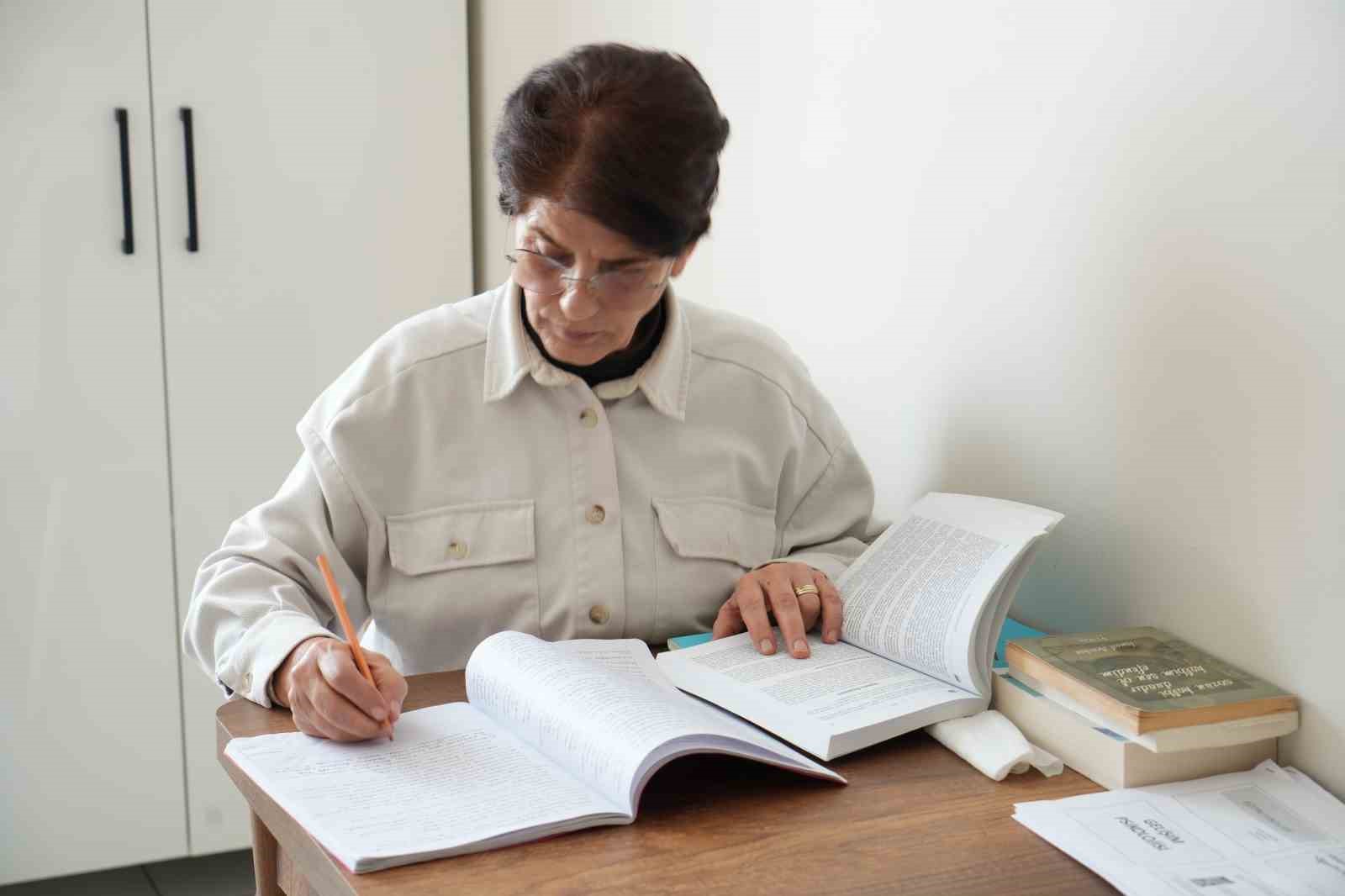 60 yaşında üniversiteyi bitirdi, şimdi gönüllü öğretmen olmak istiyor