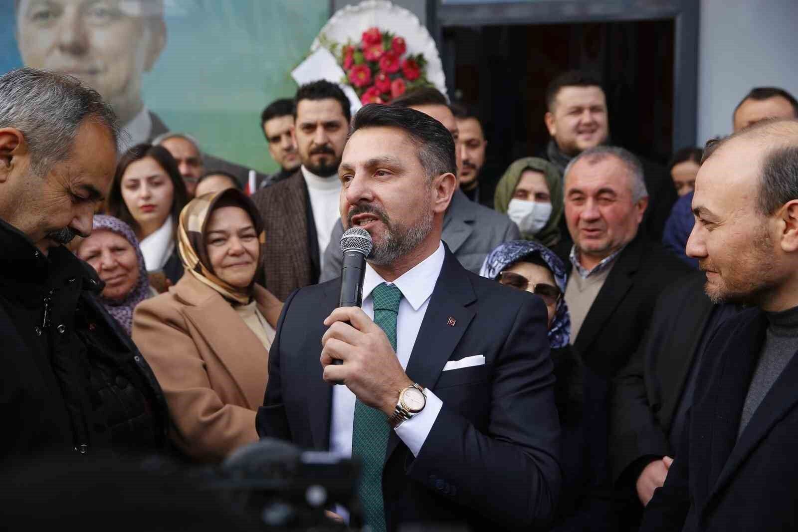 Hatipoğlu 2’nci seçim irtibat bürosu açılışında bando ile karşılandı