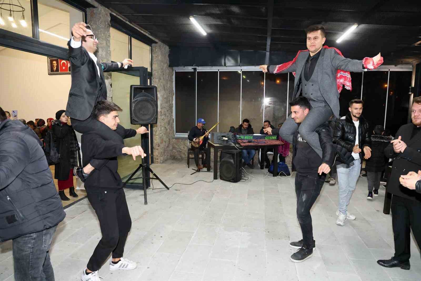Başkan Yalçın kınalı kuzularla