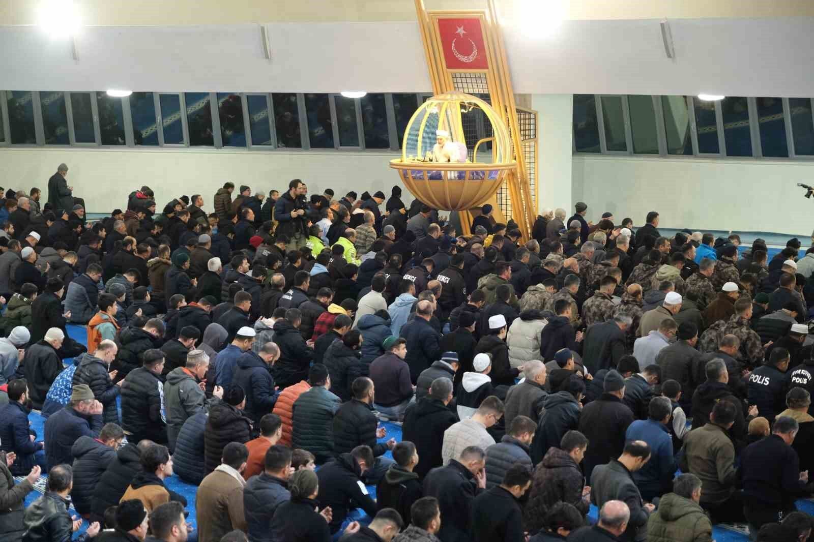 Erzincan’da Miraç Kandili’nde camiler doldu, depremde hayatını kaybedenler anıldı