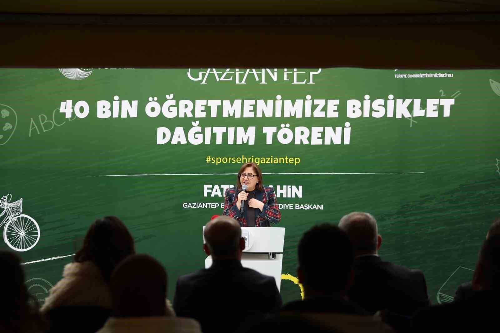 Büyükşehir, Yavuzeli ve Araban’daki öğretmenlere bisiklet dağıttı