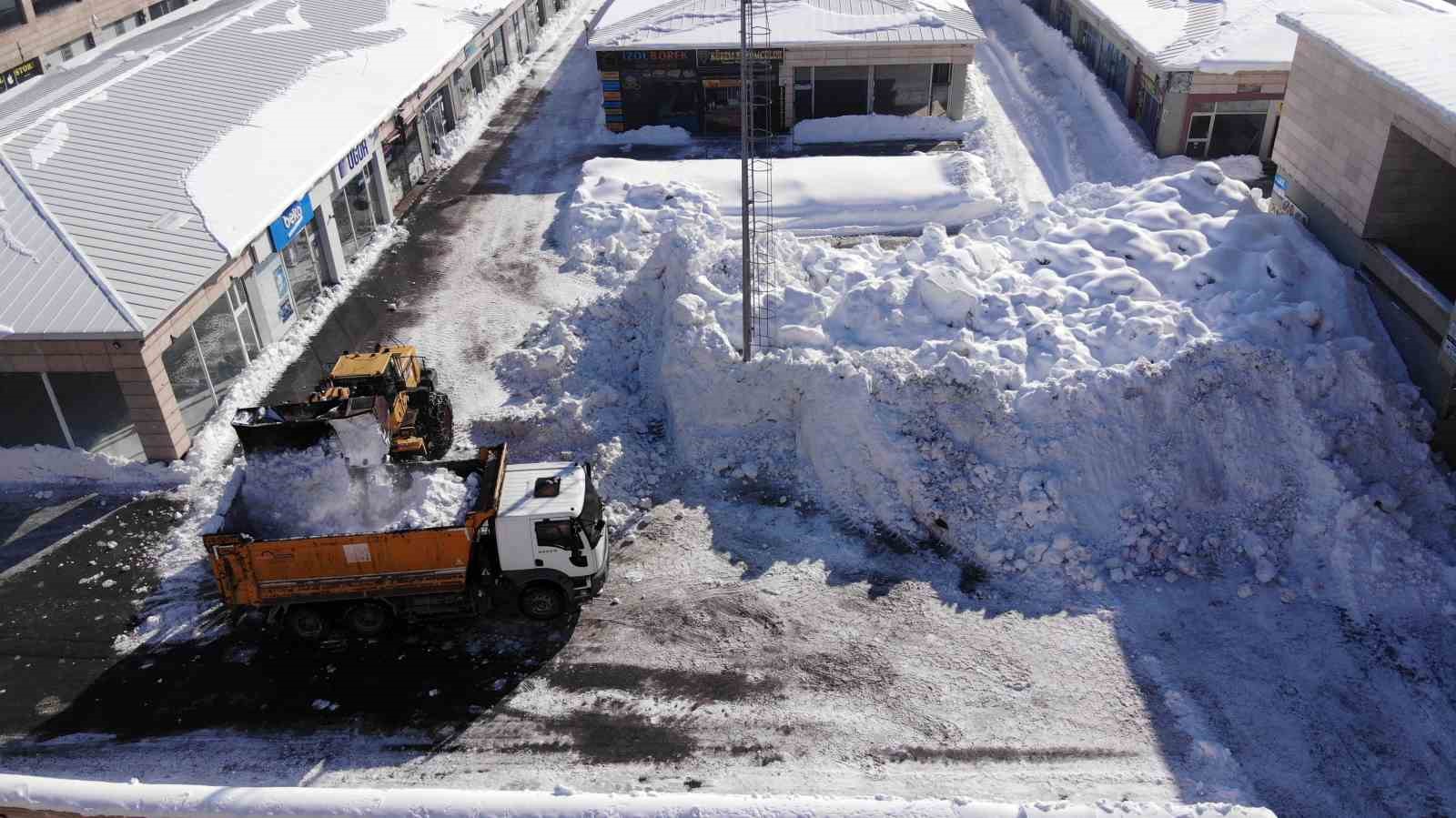 Bitlis’te kamyonlar kar taşınıyor