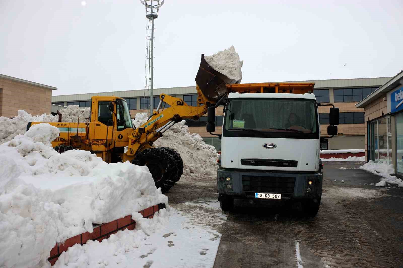 Bitlis’te kamyonlar kar taşınıyor