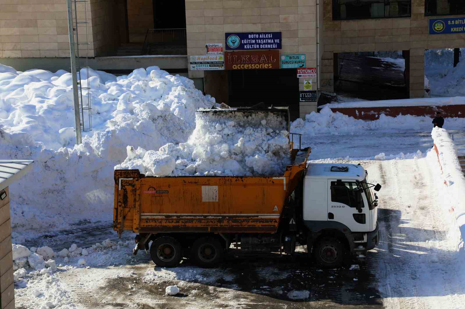 Bitlis’te kamyonlar kar taşınıyor