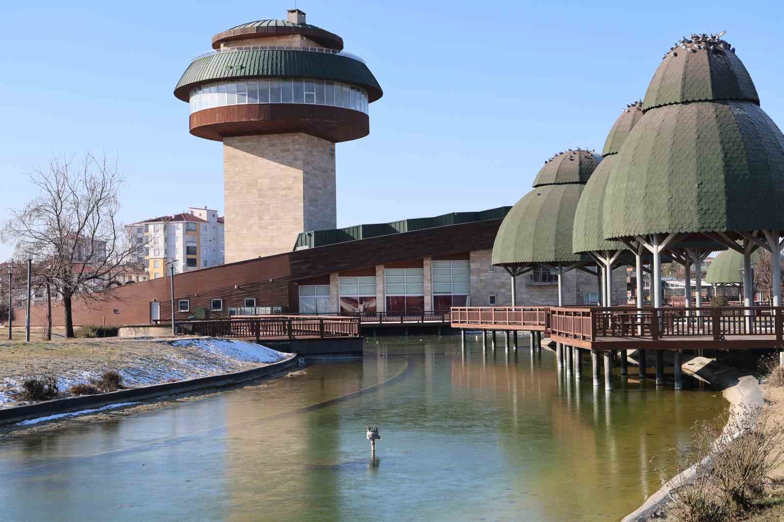 Elazığ buz kesti, süs havuzları dondu