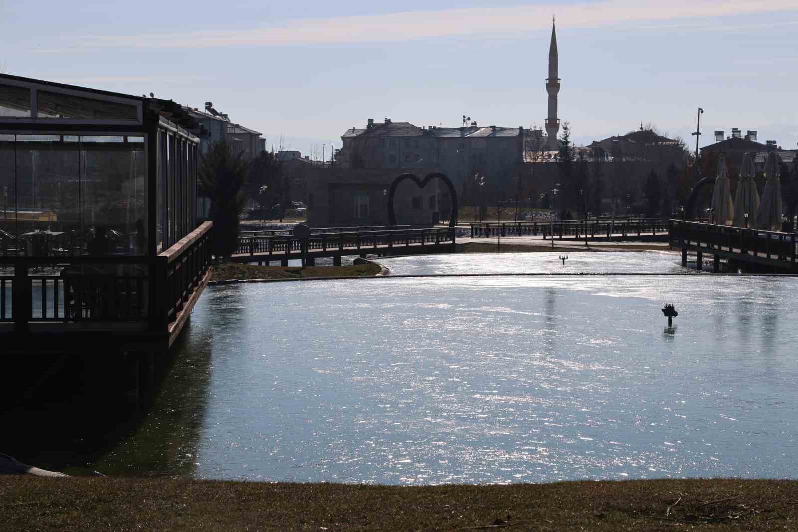 Elazığ buz kesti, süs havuzları dondu