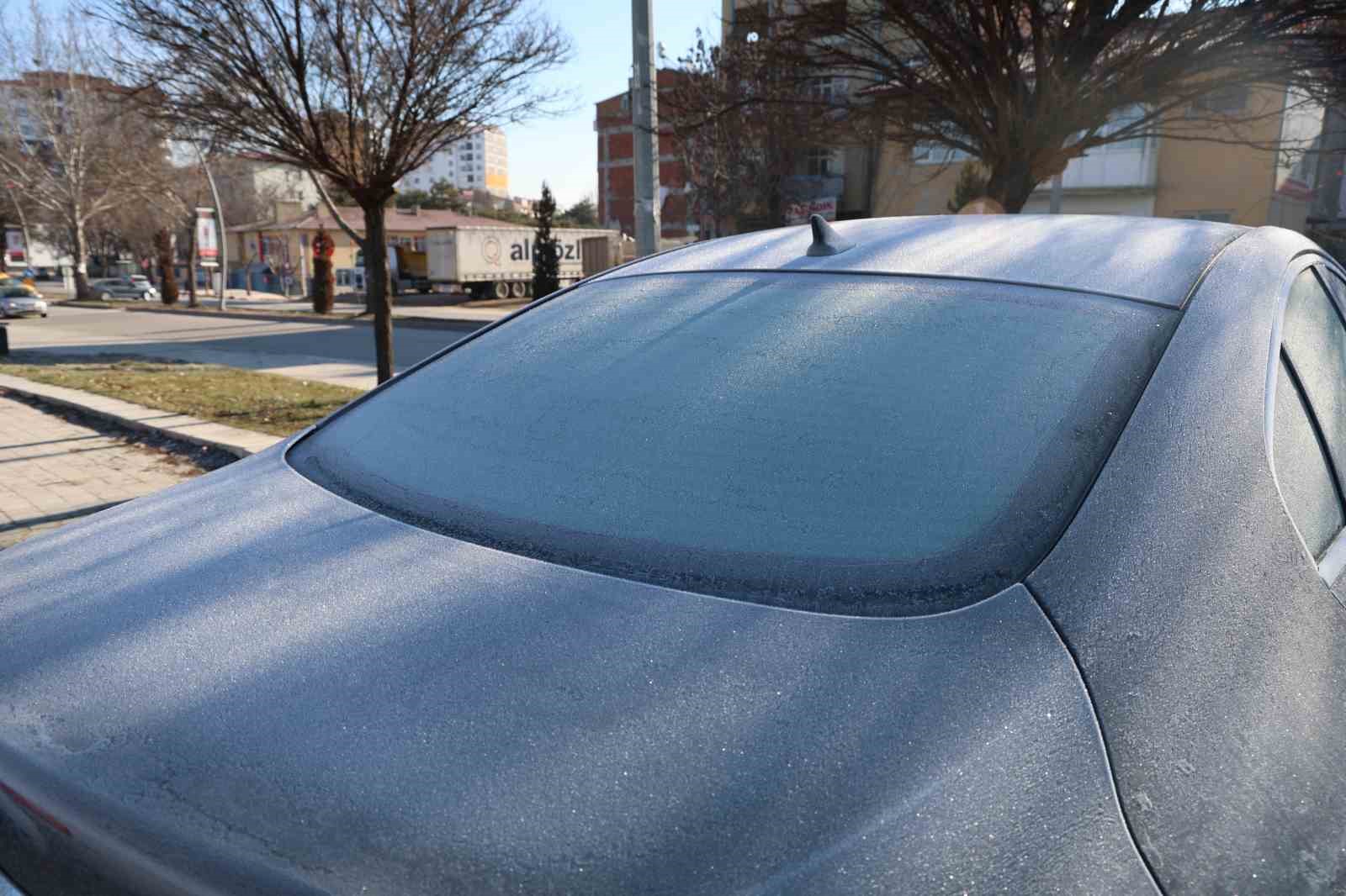 Elazığ buz kesti, süs havuzları dondu