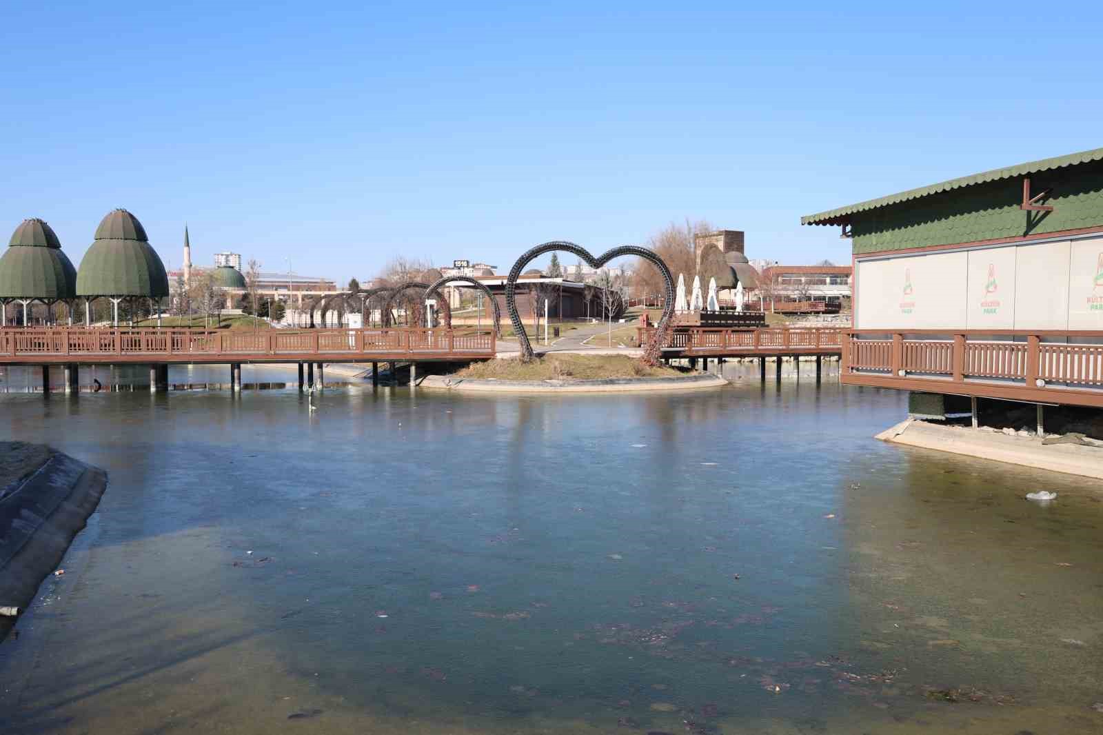 Elazığ buz kesti, süs havuzları dondu