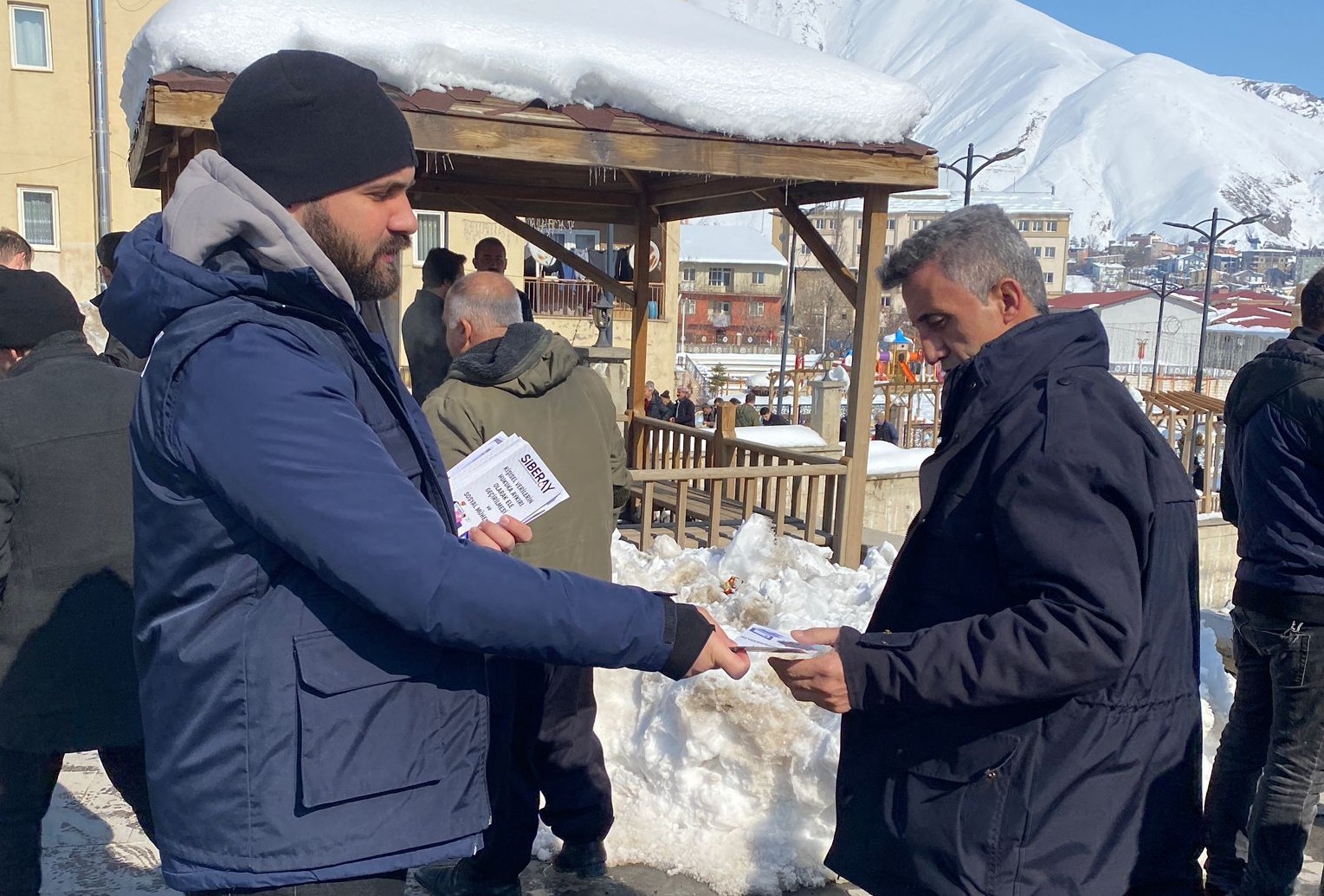 Hakkari polisi ’Siberay’ bilgilendirme broşürü dağıttı