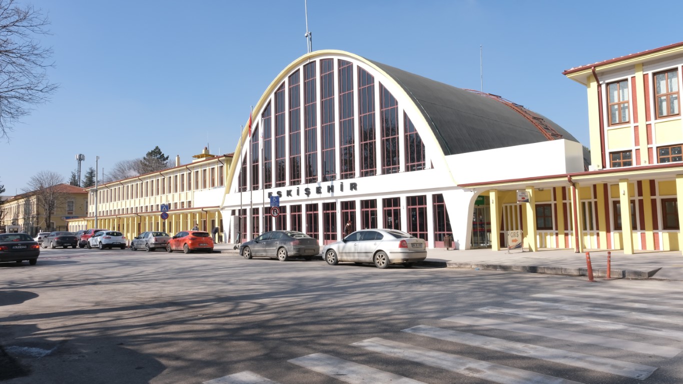 Tren bileti bulmak neredeyse imkânsız hale geldi, sefer sayıları yetmiyor