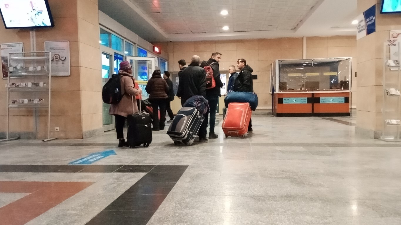 Tren bileti bulmak neredeyse imkânsız hale geldi, sefer sayıları yetmiyor