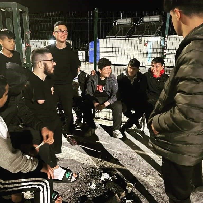 Kendi engellerini unutup depremzedelerin yardımına koştu