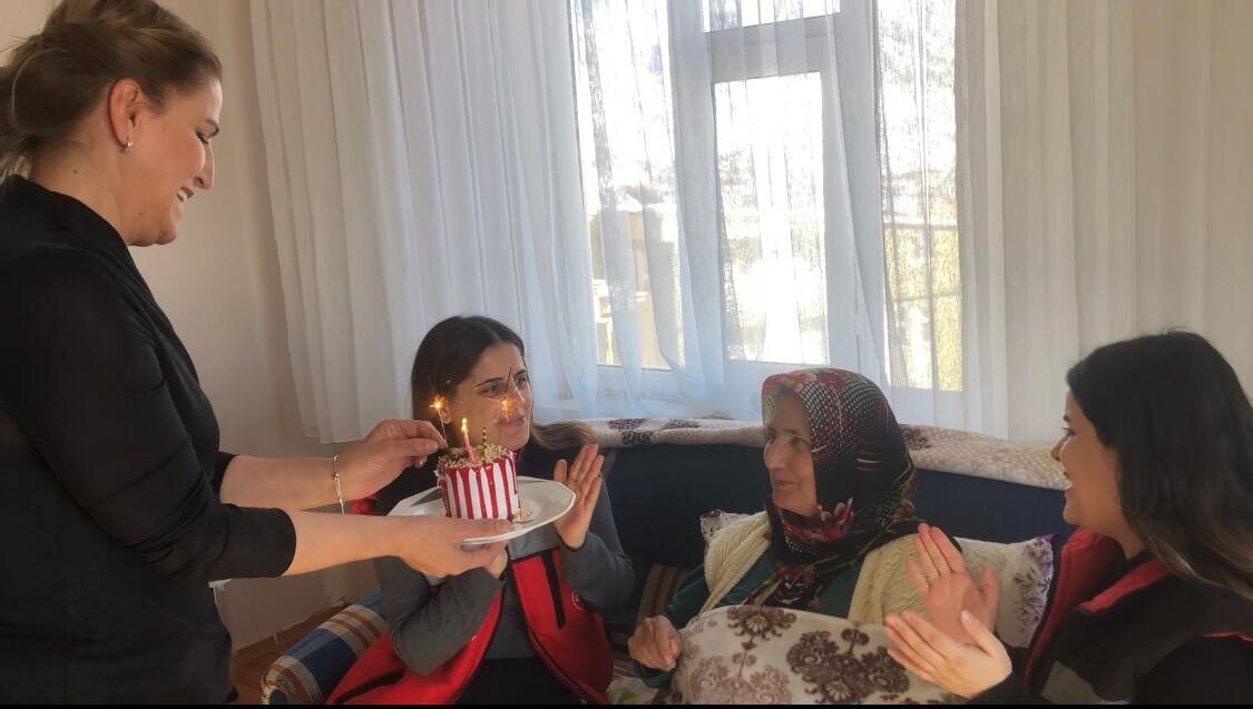 Hakkarili Zeynep Teyze’ye doğum günü sürprizi