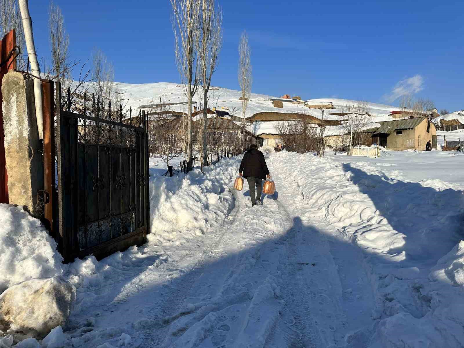 Depremde hayatını kaybedenler için köy köy gezerek ekmek dağıttı