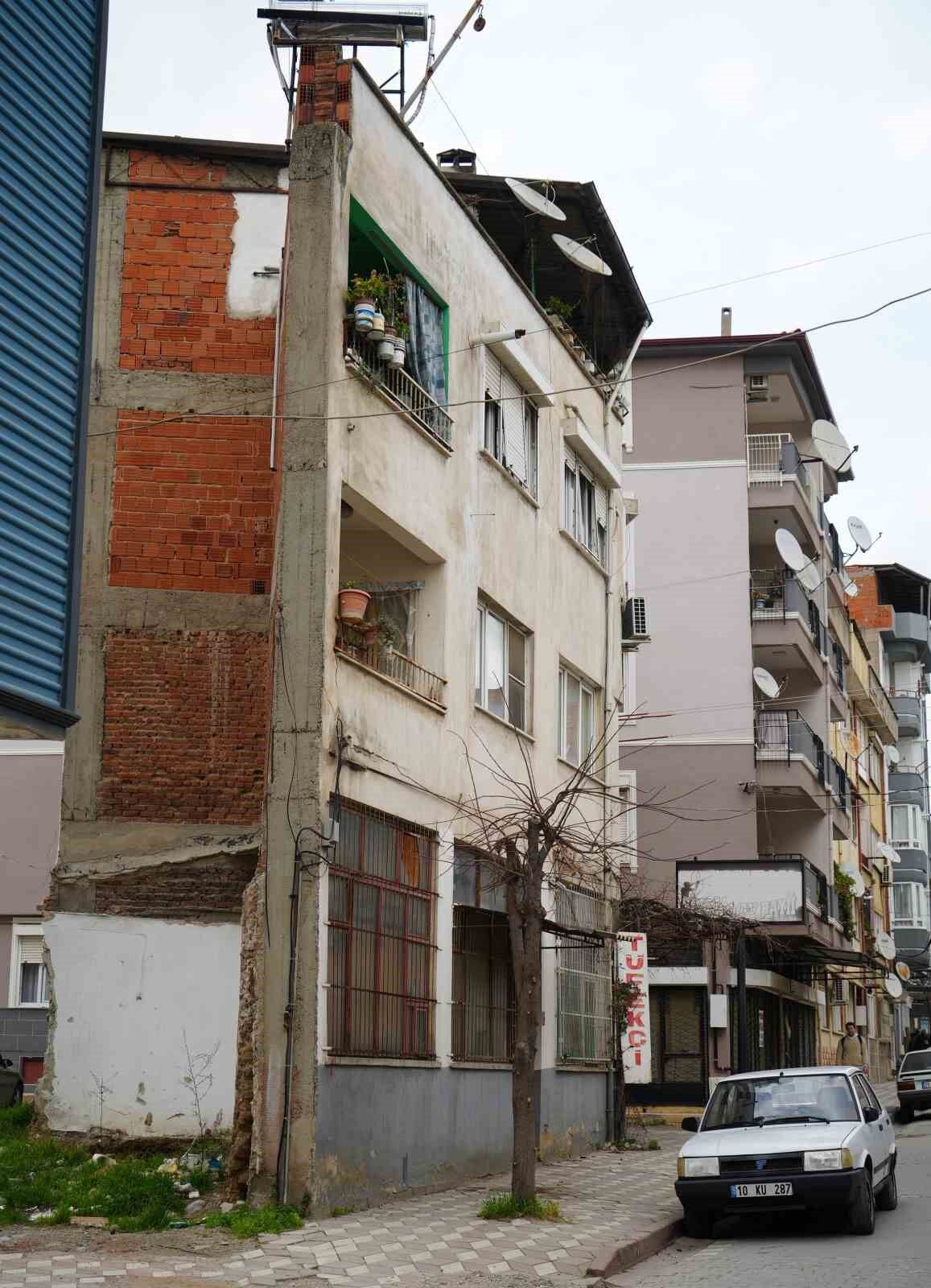 Bu evi görenler bir daha bakıyor: İki boyutlu gibi görünen ev dikkatleri çekiyor