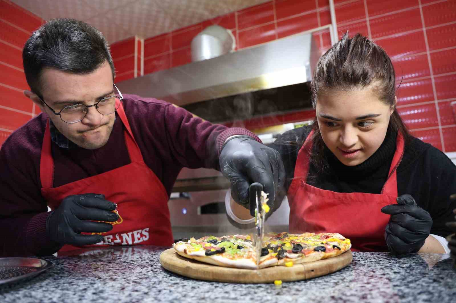 Down sendromlu çocuklar mutfağa girdi, hünerleri ile göz doldurdu