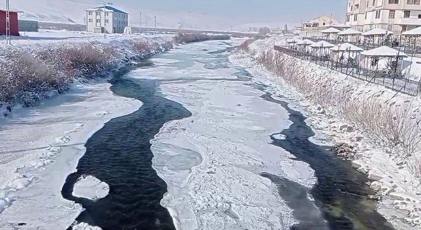 Aşırı soğuklar Aras Nehri’ni dondurdu