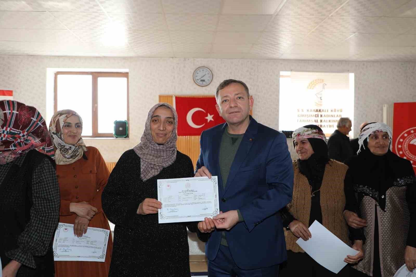 Kars Valisi Polat’ın köy ziyaretleri sürüyor