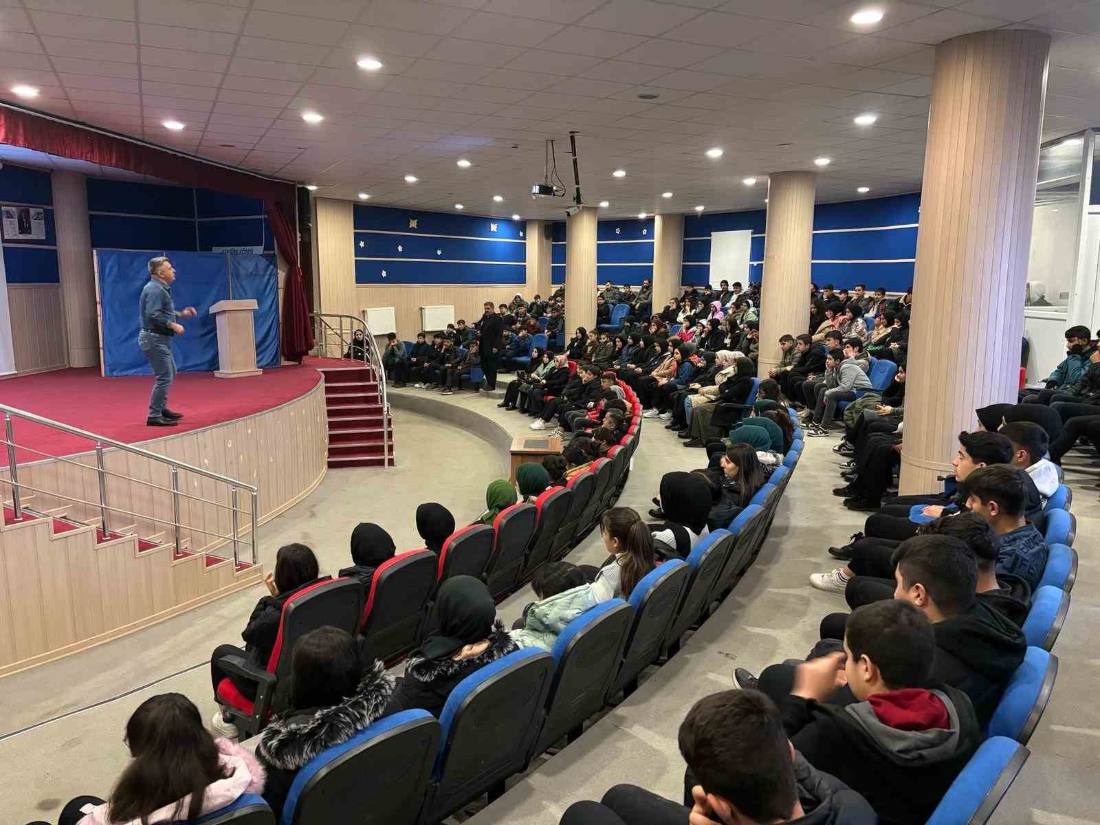 Öğrencilere, gençlik ve güvenli gelecek projesi anlatıldı