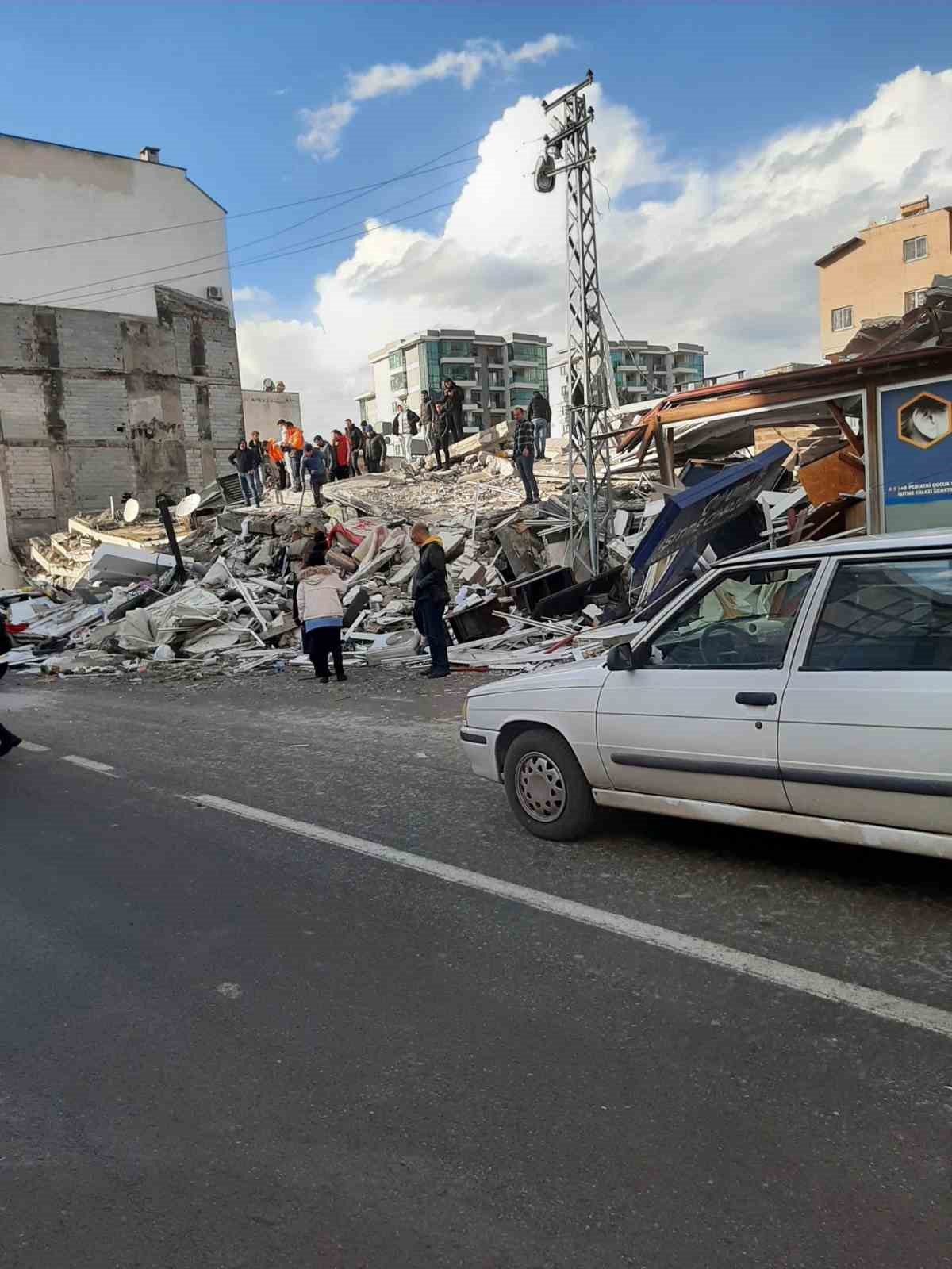 3 gün enkazda kalan aile yaşadıklarını anlattı