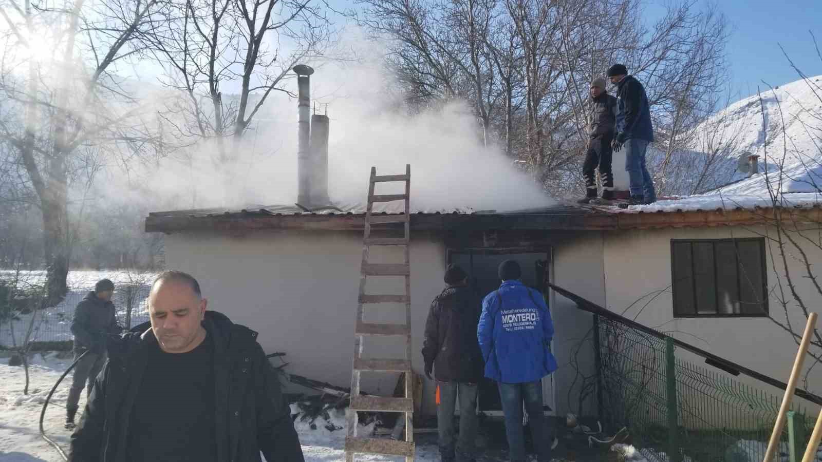 Müstakil evin çatı kısmı yandı