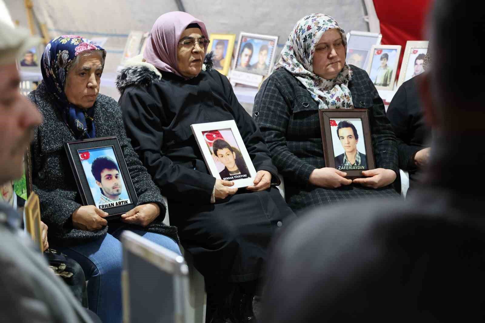 Evlat nöbetindeki ailelerden çocuklarına ‘teslim ol’ çağrısı