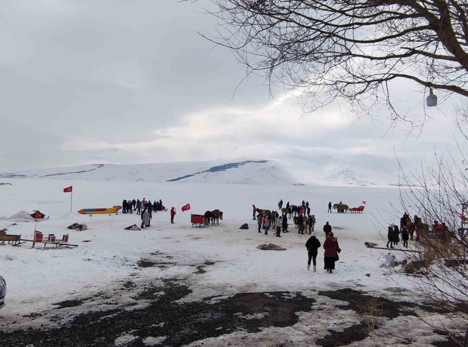 Çıldır Gölü’nde Atlı kızak keyfi