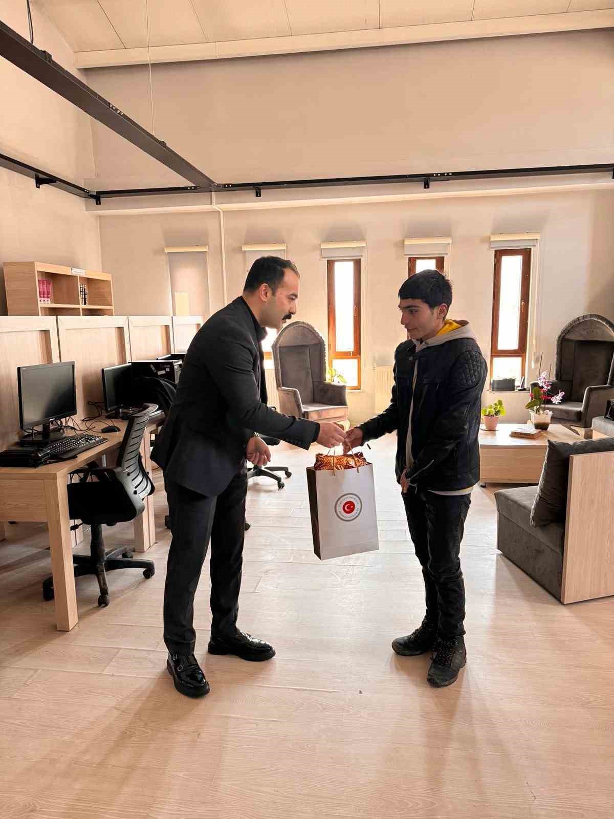 Başarılı öğrencilere ödülleri verildi