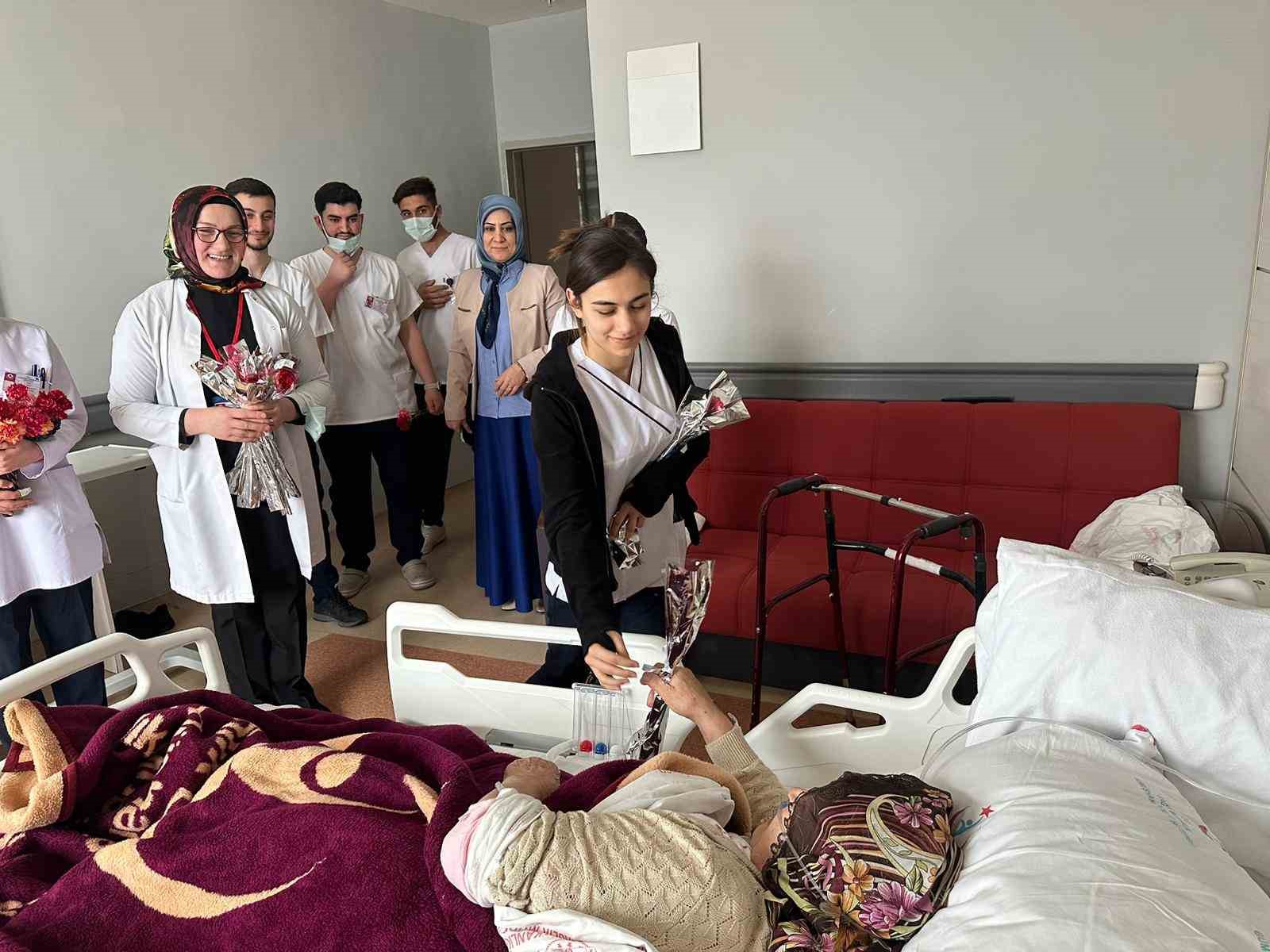 Üniversite öğrencileri hastanede tedavi gören yaşlılara karanfil dağıttı