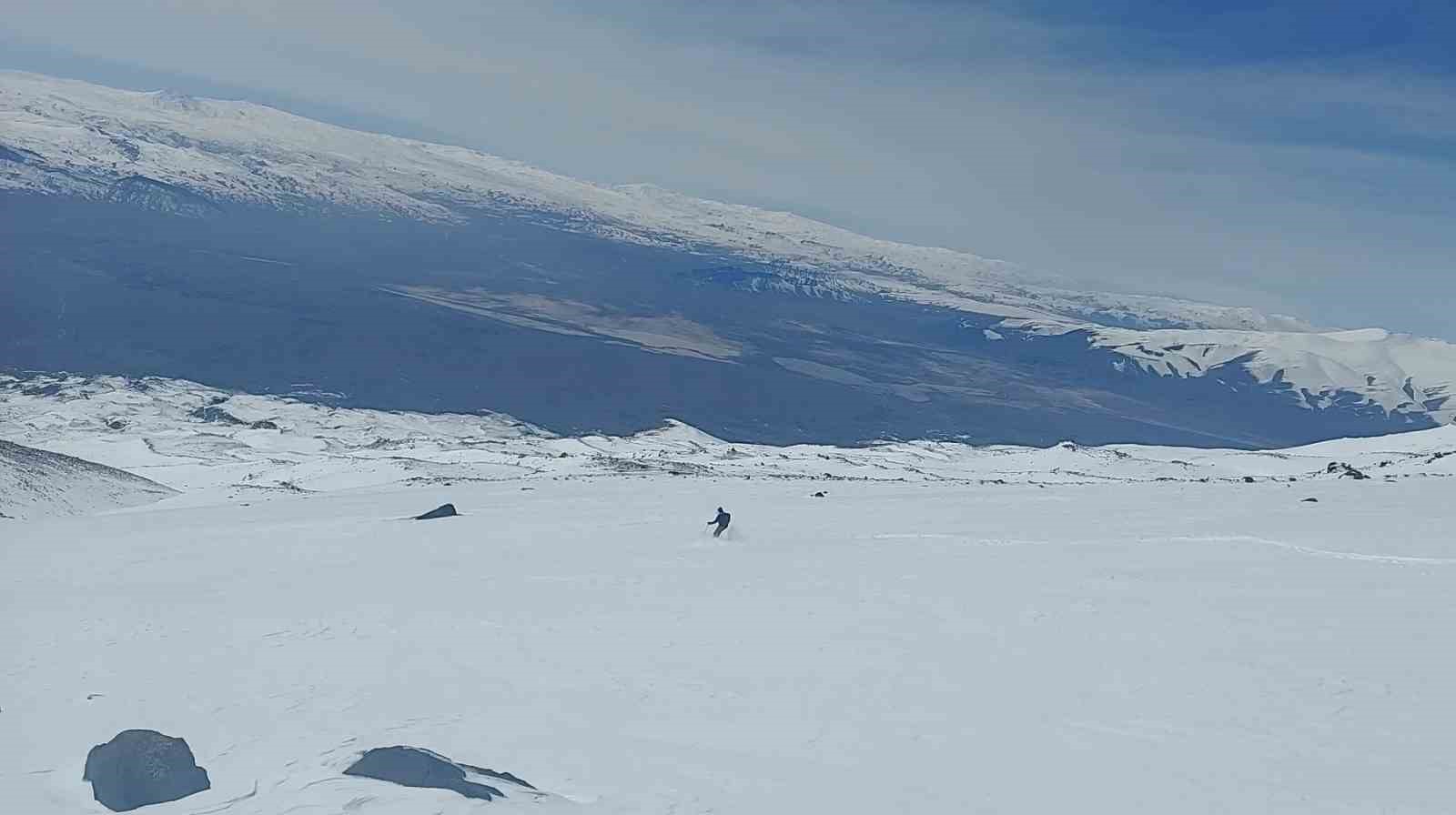 Ağrı Dağının zirvesine çıkan Alman dağcılar 4200 metrede kayak yaptılar