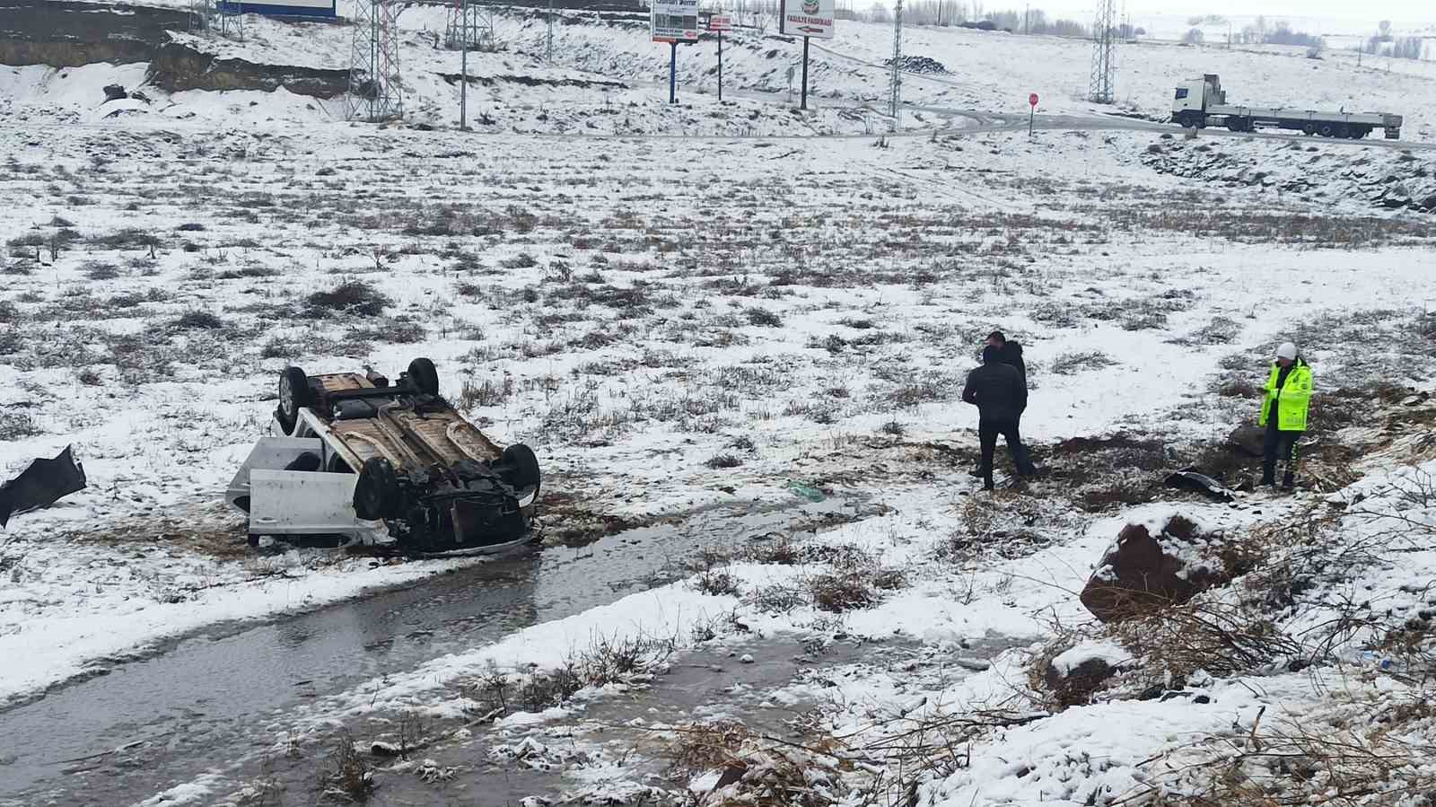 Ahlat’ta otomobil takla attı: 1 yaralı