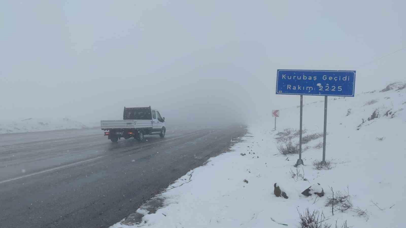Van’da Kurubaş ve Güzeldere Geçidi’nde sis etkili oldu