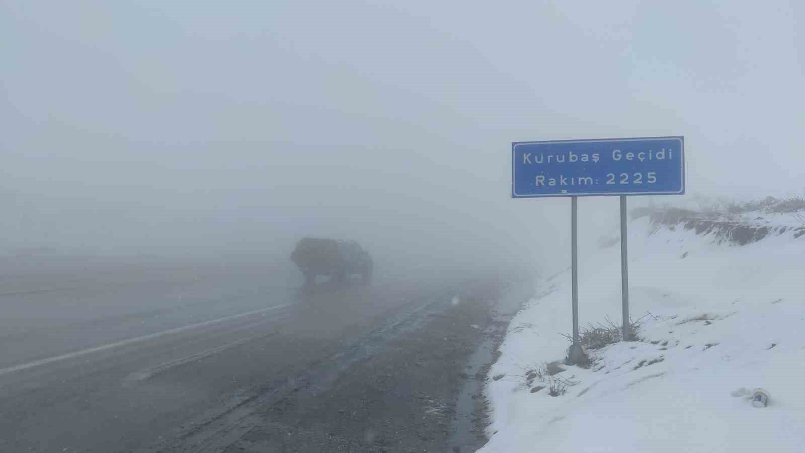 Van’da Kurubaş ve Güzeldere Geçidi’nde sis etkili oldu