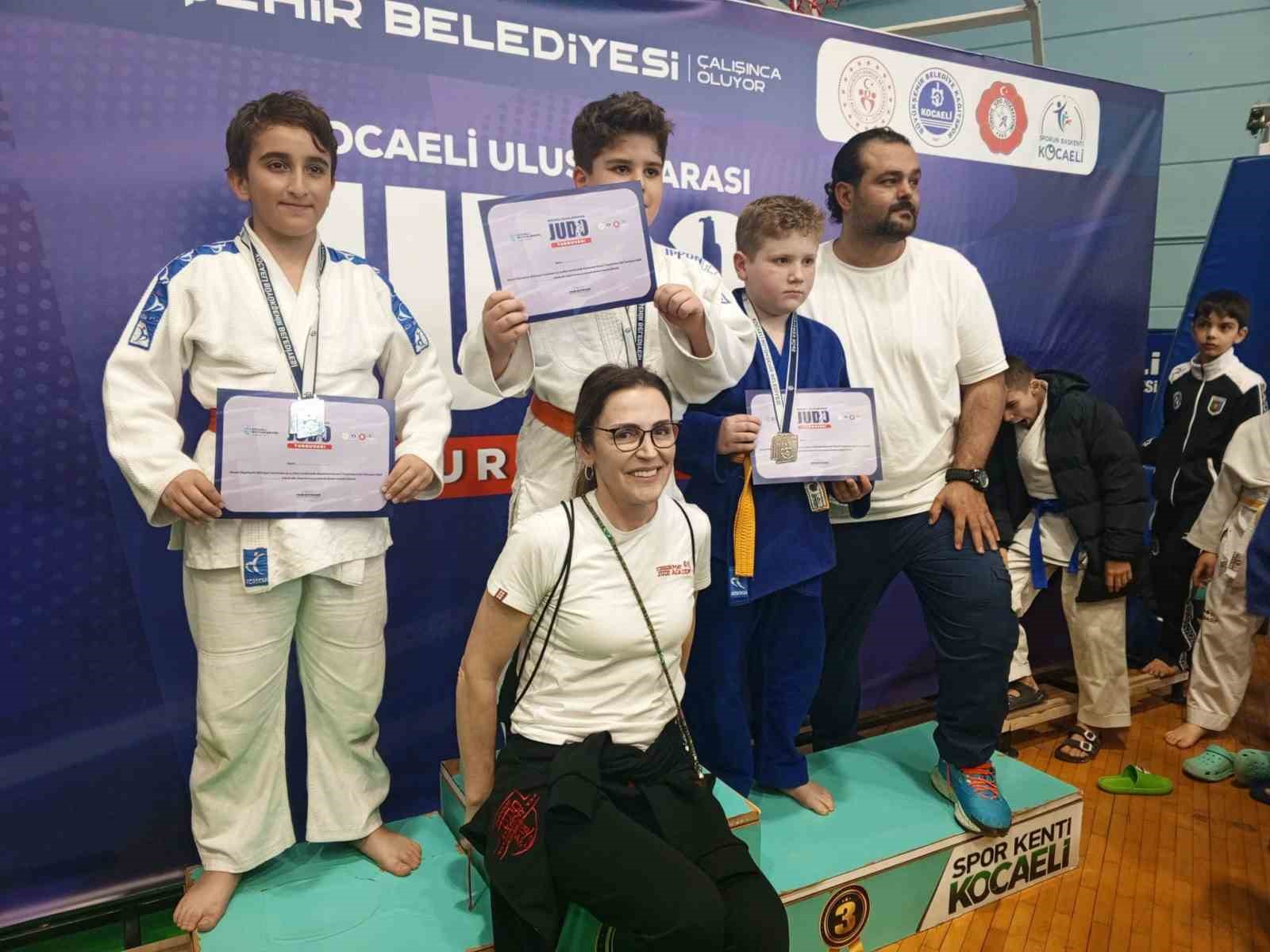 Müsabakalardan madalyaları ile döndüler