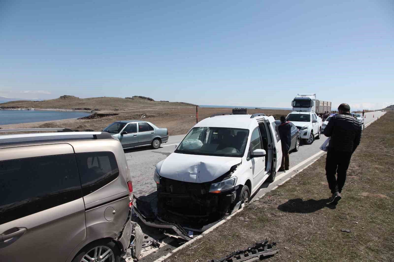 Cenaze konvoyunda zincirleme trafik kazası: 1 yaralı