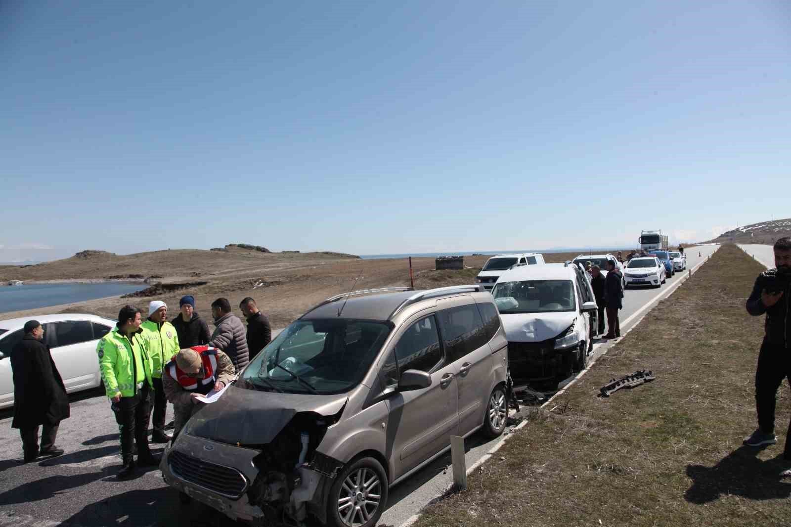 Cenaze konvoyunda zincirleme trafik kazası: 1 yaralı