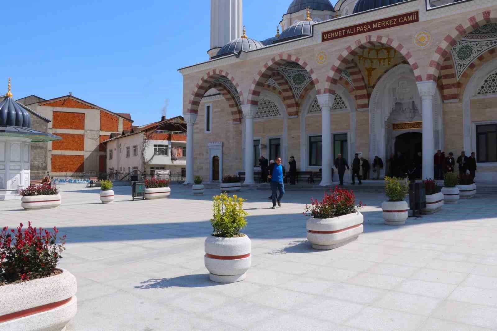 Paşa Cami meydanına estetik dokunuş