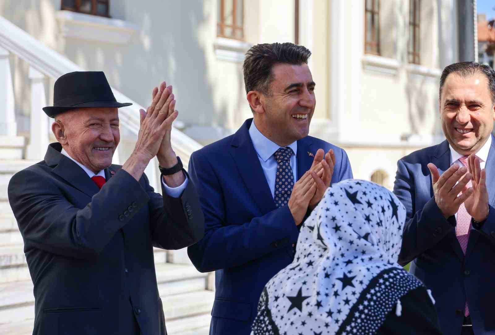 Huzurevi sakinlerini makamında ağırladı